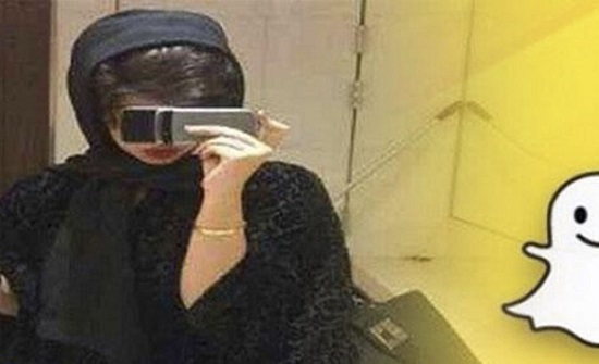 فتاة تنشر مقاطع إباحية عبر “السناب شات” وتستهدف فتيات لحفلات رقص.. والكشف عن مصيرها فتاة تنشر مقاطع إباحية عبر “السناب شات” وتستهدف فتيات لحفلات رقص.. والكشف عن مصيرها