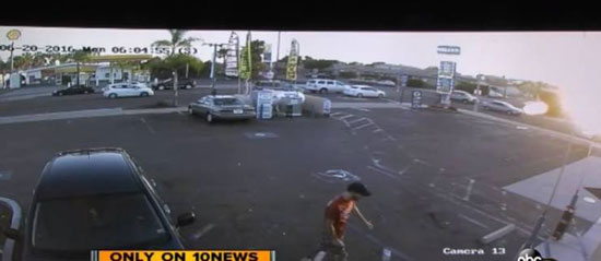 فيديو| أمريكية تختطف طفلين بسيارة والدهما!