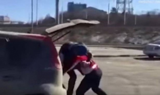 بالفيديو:غضبت منه لأنه قطع الطريق امامها فألقت به داخل صندوق سيارتها ! بالفيديو:غضبت منه لأنه قطع الطريق امامها فألقت به داخل صندوق سيارتها !