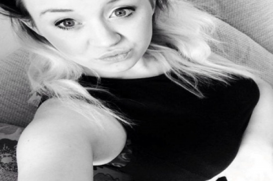 بالصور: لن تصدق.. هذه الفتاة تنام كلما ضحكت