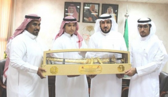 صور: سعودي وابنه يحصلان على المركز الأول بنفس الترتيب والصف في يوم واحد