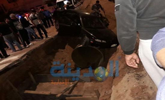 صور : سقوط سيارة في مشروع حفريات قنوات تصريف مياه في شوارع العقبة صور : سقوط سيارة في مشروع حفريات قنوات تصريف مياه في شوارع العقبة