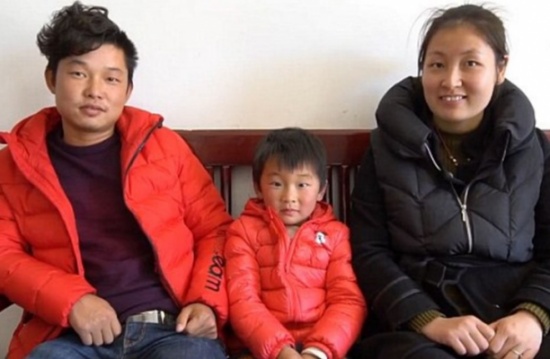 طفل صيني عمره 4 سنوات يقود "ونش" بشكل محترف (فيديو)