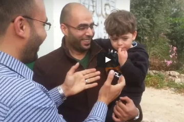 شاهد.. طفل لم يميز بين عمه وابيه التؤام