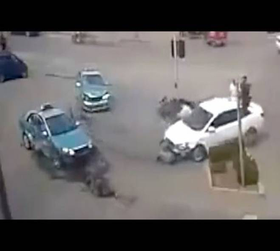 فيديو| دهس طليقته عمداً بالسيارة !!