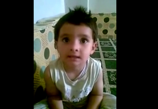 طفل يجيب على أسئلة والده بذكاء