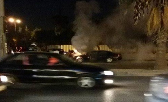 بالصور: كوادر السير يطفئون حريقاً اندلع بمركبة في عمان بالصور: كوادر السير يطفئون حريقاً اندلع بمركبة في عمان