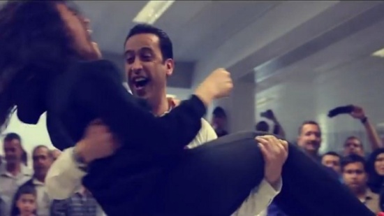 يفاجئ حبيبته بطلب يدها في المطار