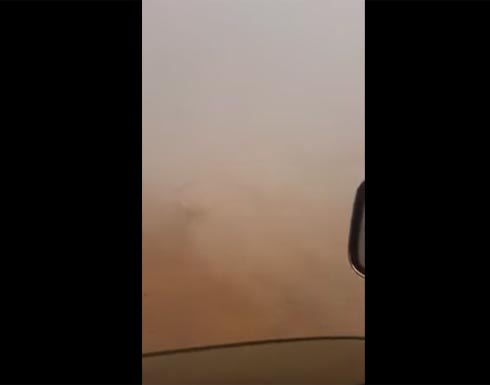 بالفيديو.. صاعقة رعدية تحطم زجاج سيارة سعودي بالفيديو.. صاعقة رعدية تحطم زجاج سيارة سعودي