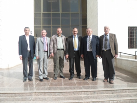 الدكتور طارق العزب يتفقد مشاريع التعليم التقني في كلية الحصن الجامعية