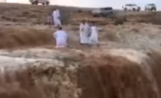 شاهد: ماذا حدث لشاب حاول التقاط صورة لزملائه وسط السيول