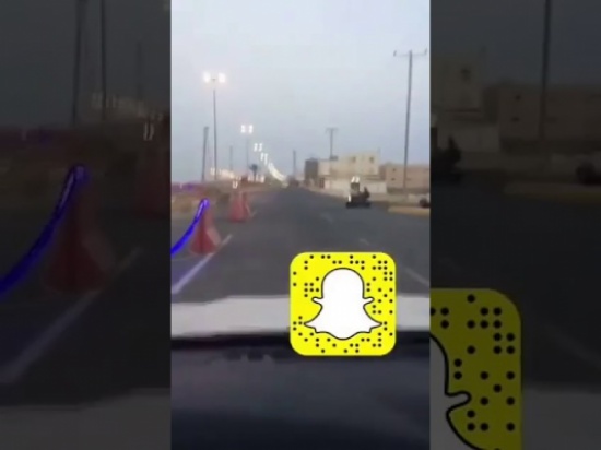 شاهد: لحظات مطاردة خطيرة بين الشرطة ومخالف.. كادت تنتهي بكارثة!