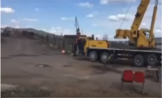 بالفيديو : بسبب حمولة زائدة انقلاب رافعة تحمل قاربا