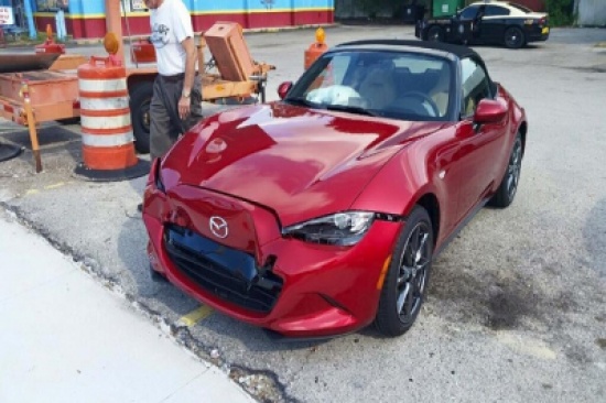 صور: أول مازدا MX-5 تتعرّض لحادث بعد بيعها بدقائق قليلة صور: أول مازدا MX-5 تتعرّض لحادث بعد بيعها بدقائق قليلة