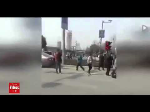 بالفيديو: مسؤول صيني سابق يدهس 12 طالباً في الشارع عمداً بالفيديو: مسؤول صيني سابق يدهس 12 طالباً في الشارع عمداً