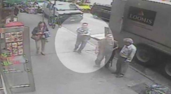 بالفيديو: لصّ يسرق ذهباً بقيمة 1.6 مليون دولار من شاحنة بنيويورك بالفيديو: لصّ يسرق ذهباً بقيمة 1.6 مليون دولار من شاحنة بنيويورك