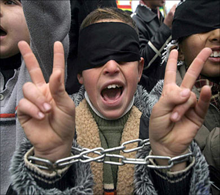 إسرائيل تعتقل 210 فلسطينيين أعمارهم بين 12-18 عاما
