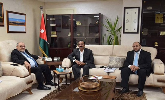 بحث تعزيز التعاون بين الهاشمية وجمعية الشهيد راشد الزيود