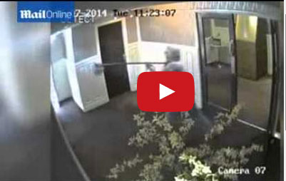 مسنّة تطارد لصاً بالمكنسة