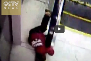 شاهد.. لقطات مروعة لسلم كهربائي يبتلع يد طفل