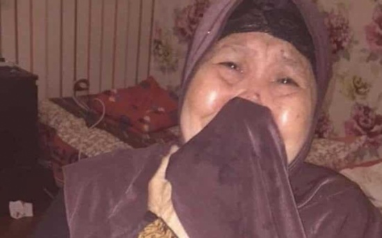 شاهد.. عائلة تودع بالدموع عاملة منزلية وزوجها مكثا لديهم أكثر من 28 سنة