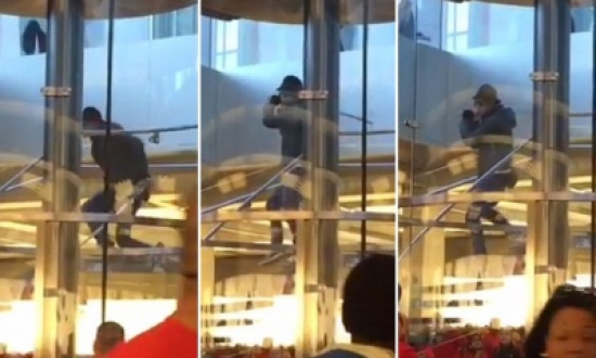 شاهد.. ملثم يقتحم متجر أبل في نيويورك بسيف ساموراي