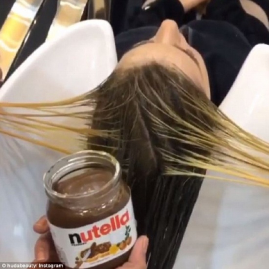 شاهد..  صالون تجميل يستخدم النوتيلا لتغيير لون الشعر