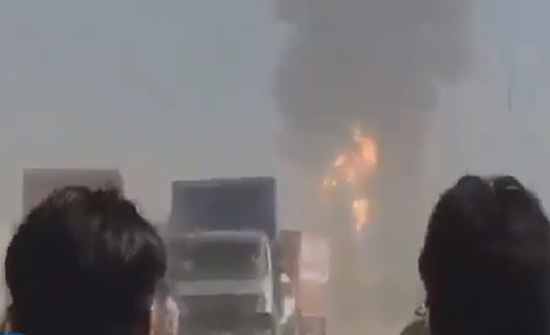 انفجار على حدود إيران وأفغانستان يلتهم عشرات من شاحنات الوقود .. بالفيديو انفجار على حدود إيران وأفغانستان يلتهم عشرات من شاحنات الوقود .. بالفيديو