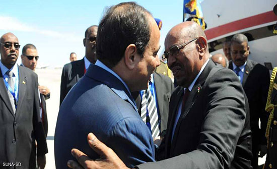 فيديو : البشير يستقبل الرئيس المصري
