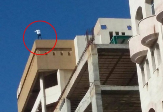 شاب هدد بالانتحار في عمان بسبب خلافات والامن يقنعه بالعدول شاب هدد بالانتحار في عمان بسبب خلافات والامن يقنعه بالعدول