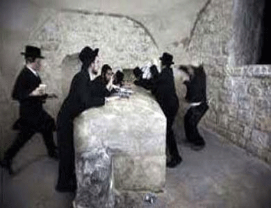 مواجهات بين جيش الاحتلال وفلسطينيين عقب اقتحام مستوطنين لقبر يوسف