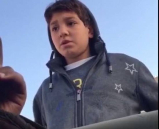 فيديو|يحققان مع طفل على انهم شرطيان ويهددانه بالسجن