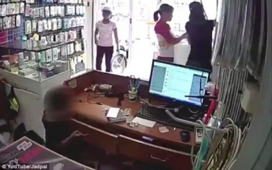 شاهد: كيف استخدمت هذه المرأة طفلها لسرقة هاتف ذكي