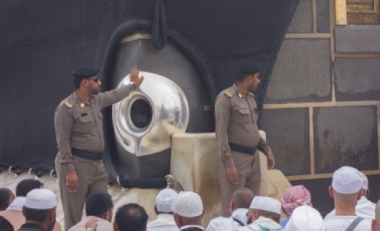 بالفيديو.. شاهد كيف قبّل شيخ طاعن في السن الحجر الأسود