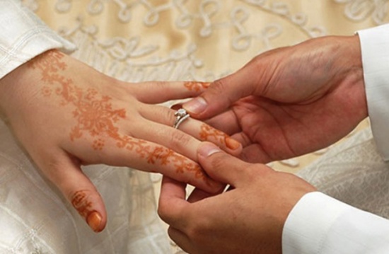 سلة من الكتب.. مهر فتاة تونسية مثقفة