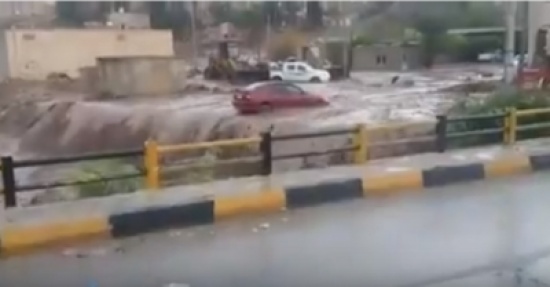 بالفيديو ... انقاذ عائلة داهمتها السيول في الشونة الشمالية بالفيديو ... انقاذ عائلة داهمتها السيول في الشونة الشمالية