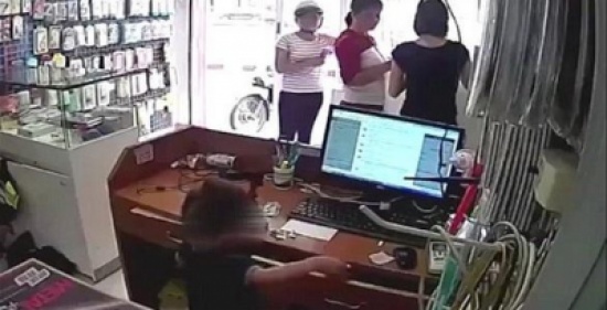 بالفيديو شاهد كيف أستخدمت هذه المرأة طفلها للسرقة بالفيديو شاهد كيف أستخدمت هذه المرأة طفلها للسرقة