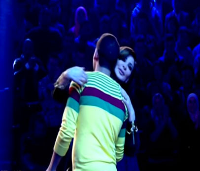 إليسا تُقبل متسابقا مصريا طلبها للزواج