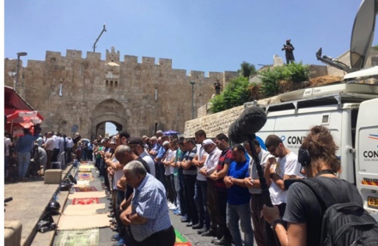صلاة مسيحي مع المرابطين بالأقصى تشعل مواقع التواصل (صور) صلاة مسيحي مع المرابطين بالأقصى تشعل مواقع التواصل (صور)