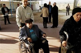 اسرائيل تشطب كلمة "دولة" عن اوراق التحويلات كشرط لعبور مرضى غزة