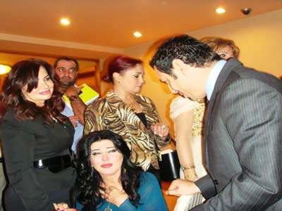 الفنانة جمانة مراد تقع من على منصة تكريم في فندق لاند مارك الفنانة جمانة مراد تقع من على منصة تكريم في فندق لاند مارك