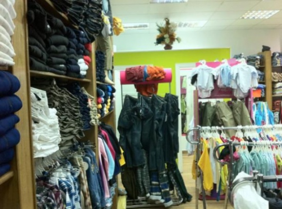 ارتفاع الاقبال على شراء الالبسة والاحذية بالسوق المحلية