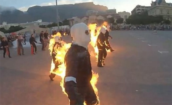 فيديو مرعب.. يشعلون النّار بأجسادهم لدخول موسوعة "غينيس"!