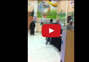 شاهد.. "مدير مدرسة" يُقبّل رأس "عامل النظافة" ويلقبه بـ "الأستاذ"