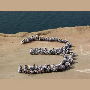 نشطاء اردنيون يشكلون سلسلة بشرية على شاطىء البحر الميت