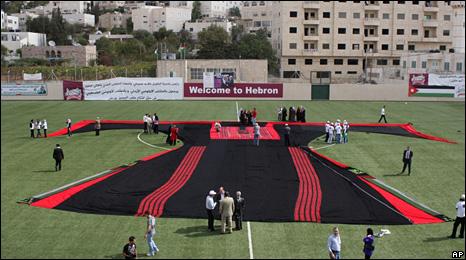 الفلسطينيون يحيكون "أكبر فستان" في العالم