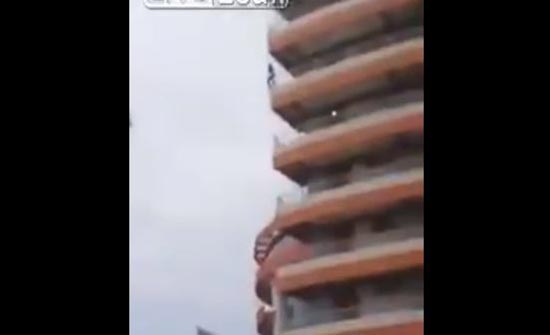شاهد : لحظة انتحار طالب طب قفزا من الطابق السابع (فيديو)