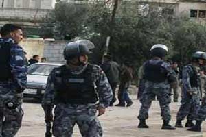4 أشخاص من عائلة واحدة يكسرون سكينا بظهر شاب ويضربون آخر على رأسه في الرمثا 4 أشخاص من عائلة واحدة يكسرون سكينا بظهر شاب ويضربون آخر على رأسه في الرمثا