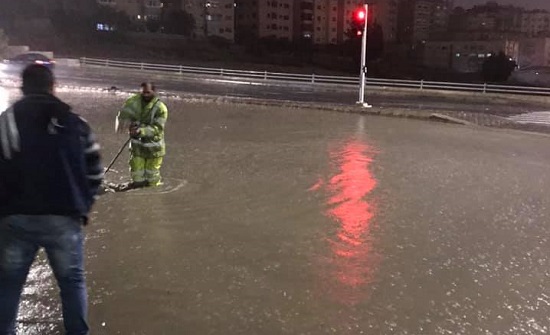 صور : تجمع مياه في شارع بمنطقة الجبيهة وتحذير من الخروج الا للضرورة صور : تجمع مياه في شارع بمنطقة الجبيهة وتحذير من الخروج الا للضرورة