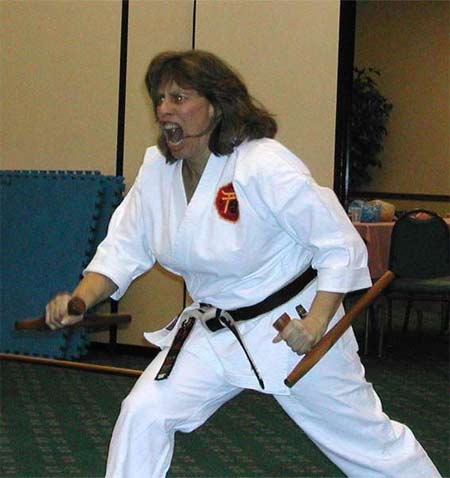 حظ سيء للغاية.. لصوص يهاجمون سائحة تبين انها خبيرة فنون قتالية !